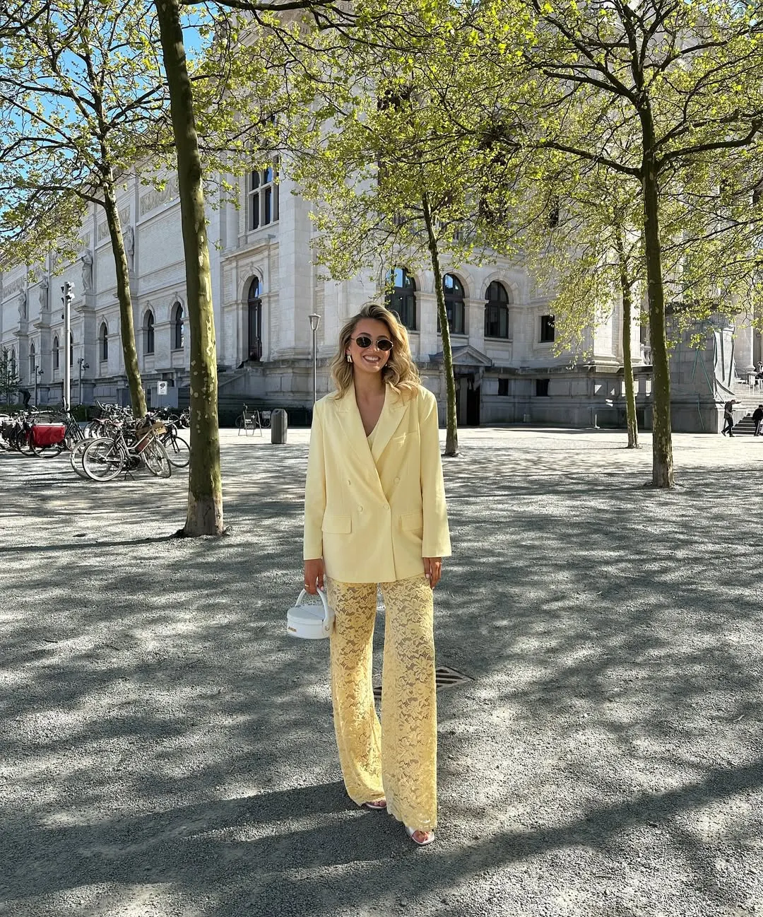 Quần ren phủ sóng đường phố Item táo bạo hay cú trượt phong cách-4.webp