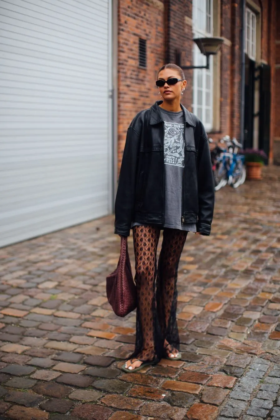 Quần ren phủ sóng đường phố Item táo bạo hay cú trượt phong cách-5.webp