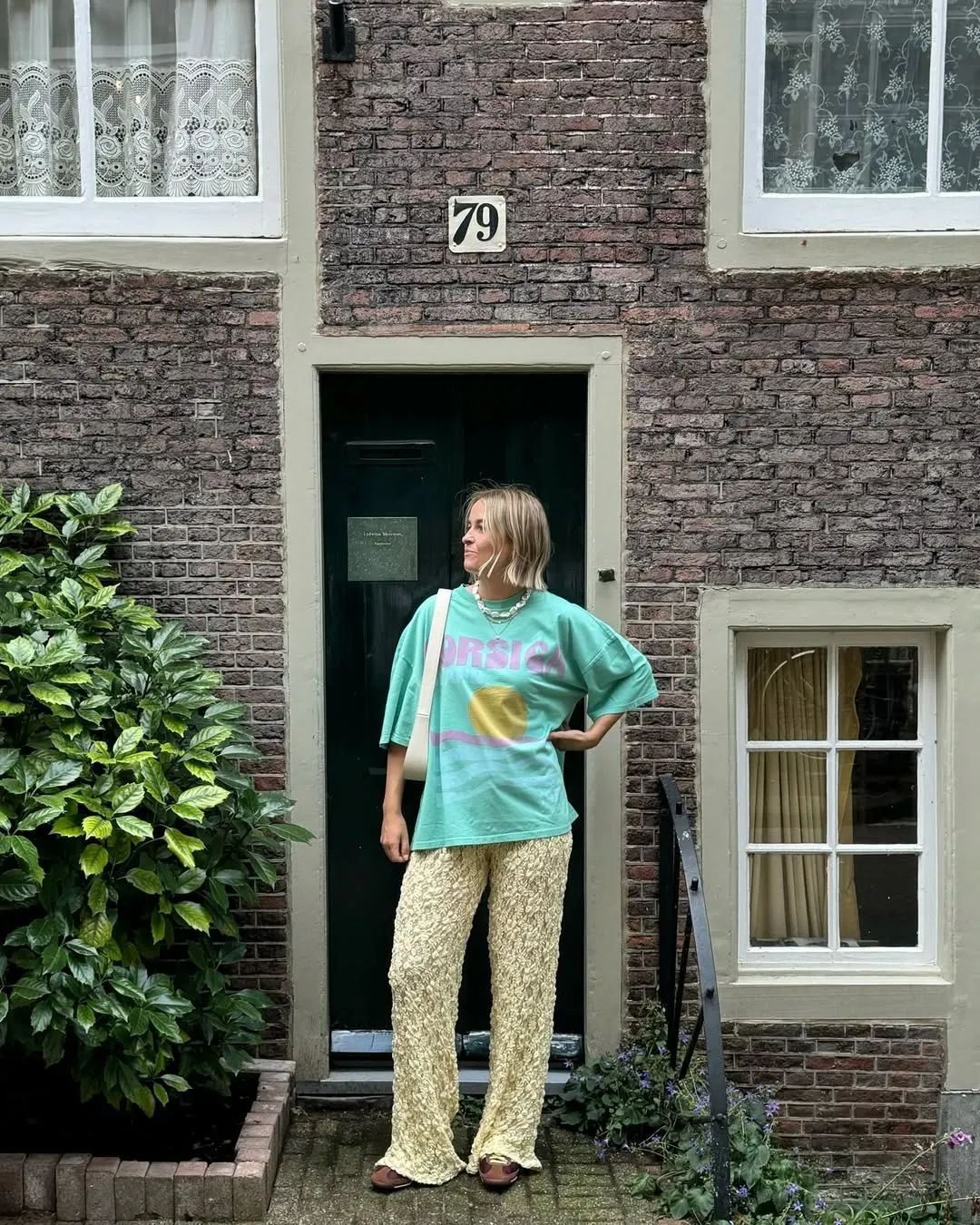 Quần ren phủ sóng đường phố Item táo bạo hay cú trượt phong cách-7.webp