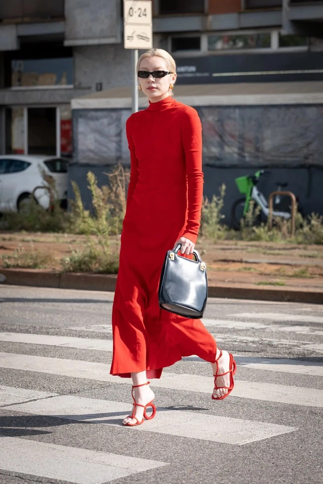 Quên chiếc váy đen nhỏ bé đi váy đỏ sẽ tỏa sáng mùa thu 2025-2.webp