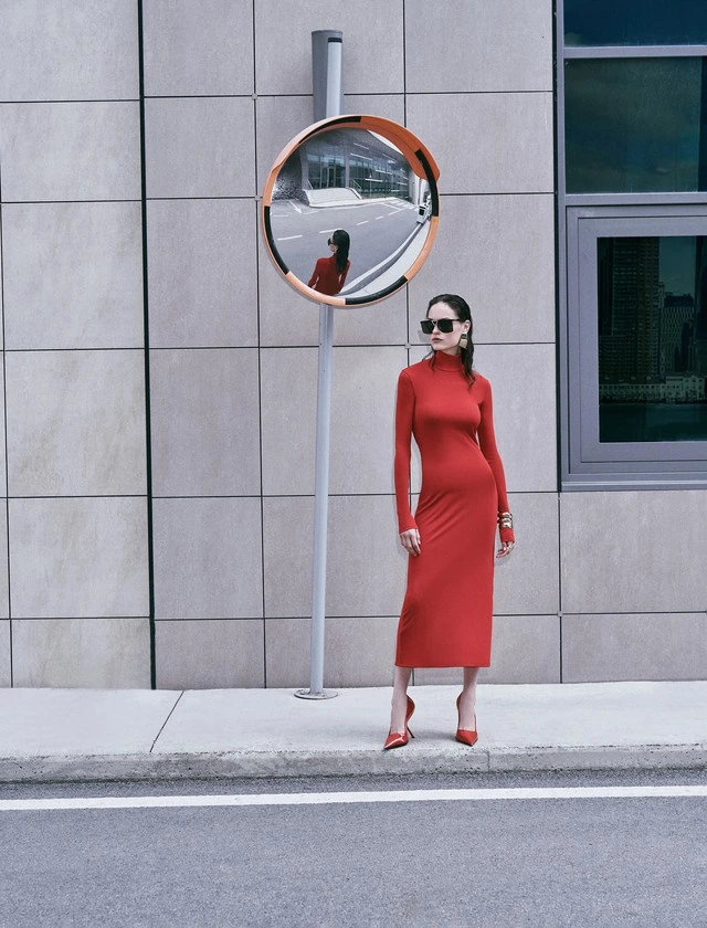 Quên chiếc váy đen nhỏ bé đi váy đỏ sẽ tỏa sáng mùa thu 2025-3.webp