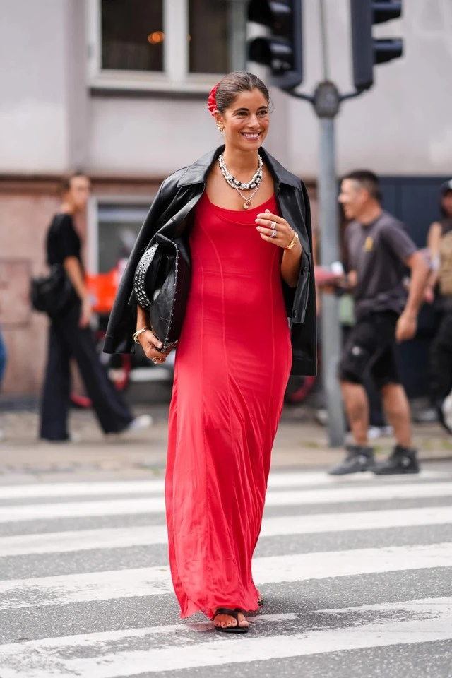 Quên chiếc váy đen nhỏ bé đi váy đỏ sẽ tỏa sáng mùa thu 2025-4.webp