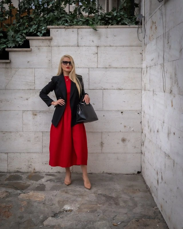 Quên chiếc váy đen nhỏ bé đi váy đỏ sẽ tỏa sáng mùa thu 2025-5.webp