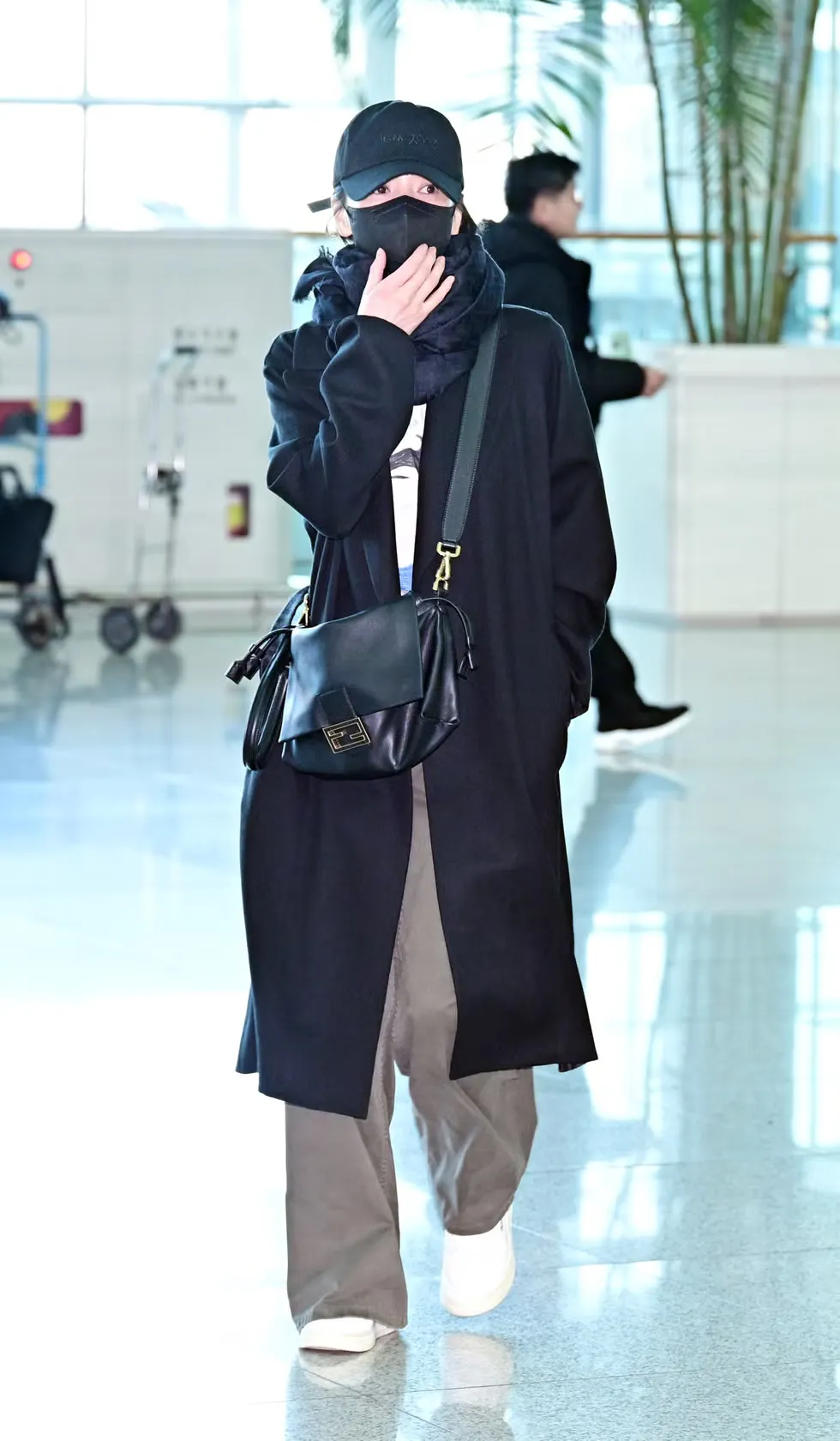 Sao Hàn chọn mẫu túi xách nào khi xuất hiện tại sân bay-6.webp