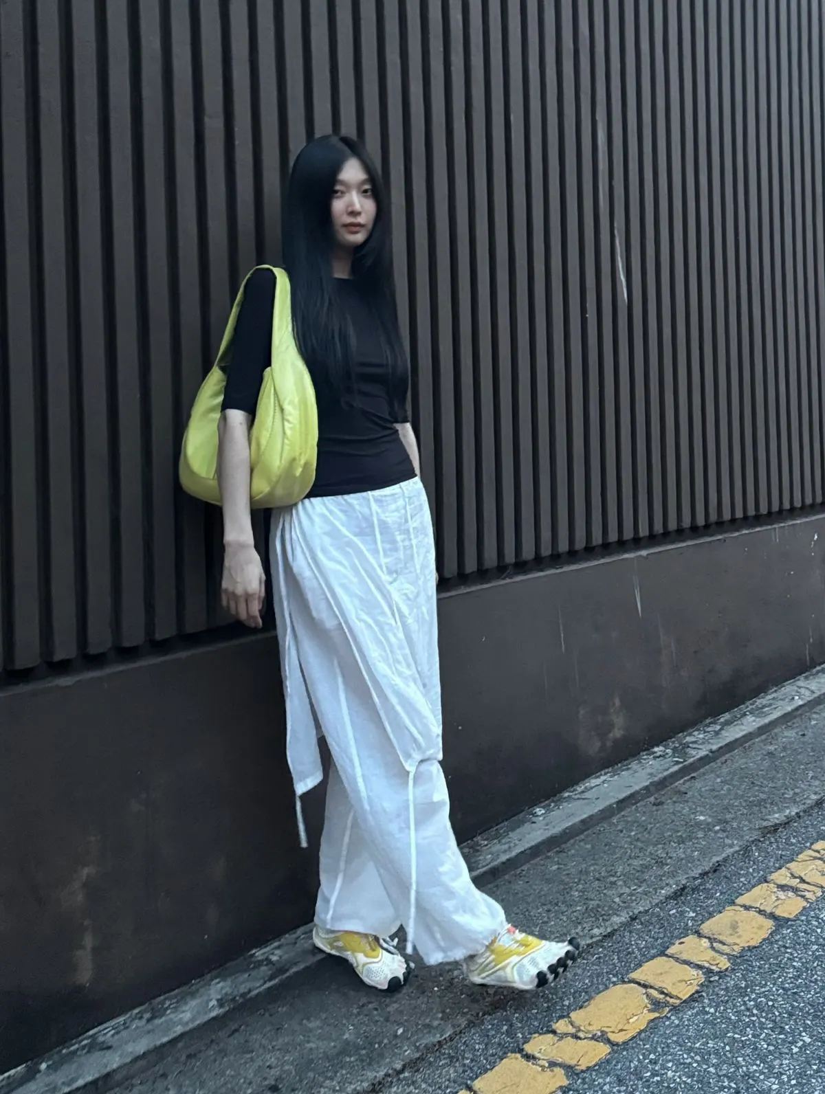 Sau Tabi đôi giày năm ngón này đang được Jennie cùng loạt sao Hàn lăng xê-3.webp