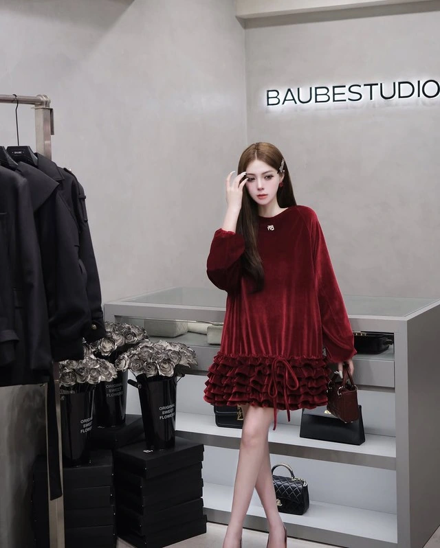 Tái hiện vẻ đẹp cổ điển với những chiếc váy nhung-2.webp