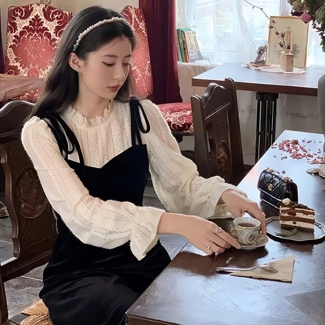 Tái hiện vẻ đẹp cổ điển với những chiếc váy nhung-4.webp