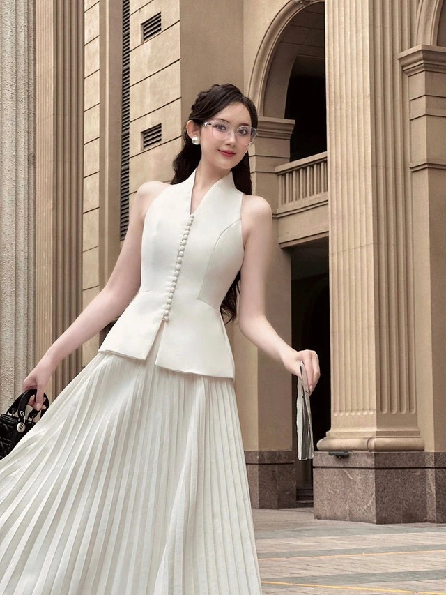 Tạo điểm nhấn cho eo thon với áo peplum trắng-3.webp