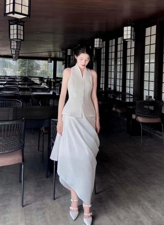 Tạo điểm nhấn cho eo thon với áo peplum trắng-4.webp