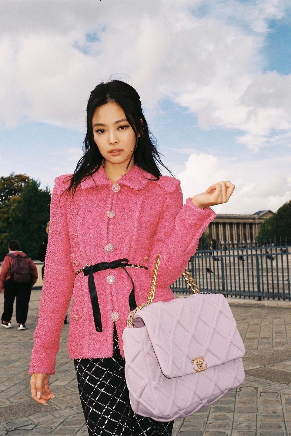 The Jennie Pink Những kinh nghiệm trưng diện màu hồng đắt giá từ BLACKPINK Jennie-1.jpg