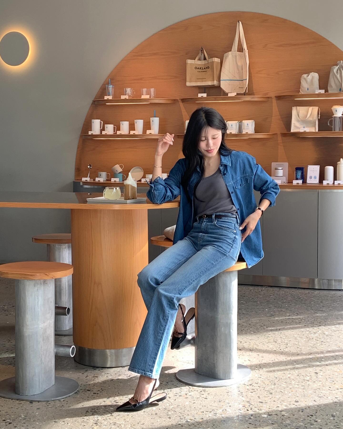 Theo đuổi phong cách tối giản bạn cần biết 10 cách mặc áo sơ mi không cầu kỳ mà vẫn tuyệt đẹp-2.jpg