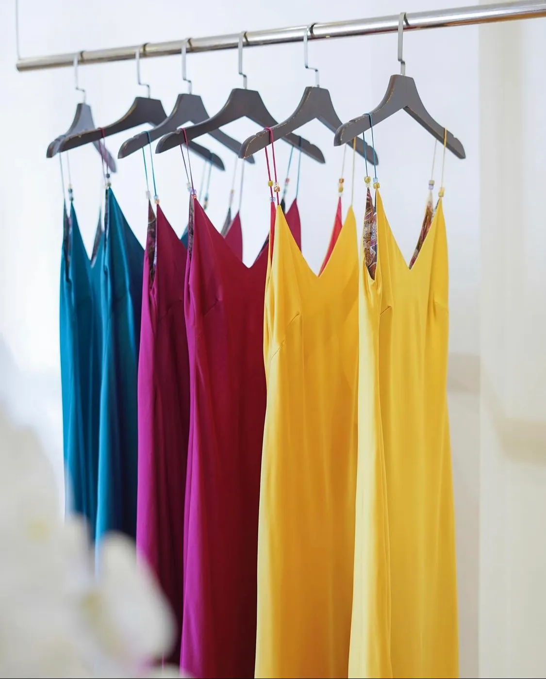 Thướt tha trong trang phục vải lụa đến từ 6 local brand Việt-1.webp