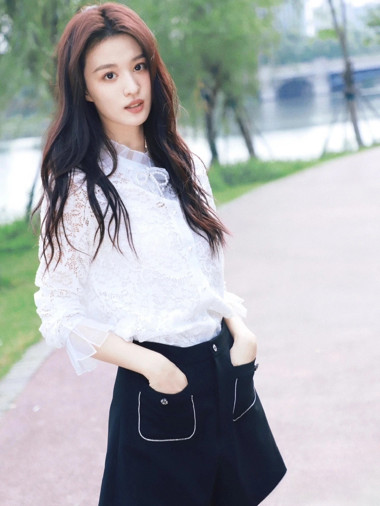 Tiểu Lưu Diệc Phi Vương Sở Nhiên và lối mặc áo sơ mi công sở sành điệu-5.webp