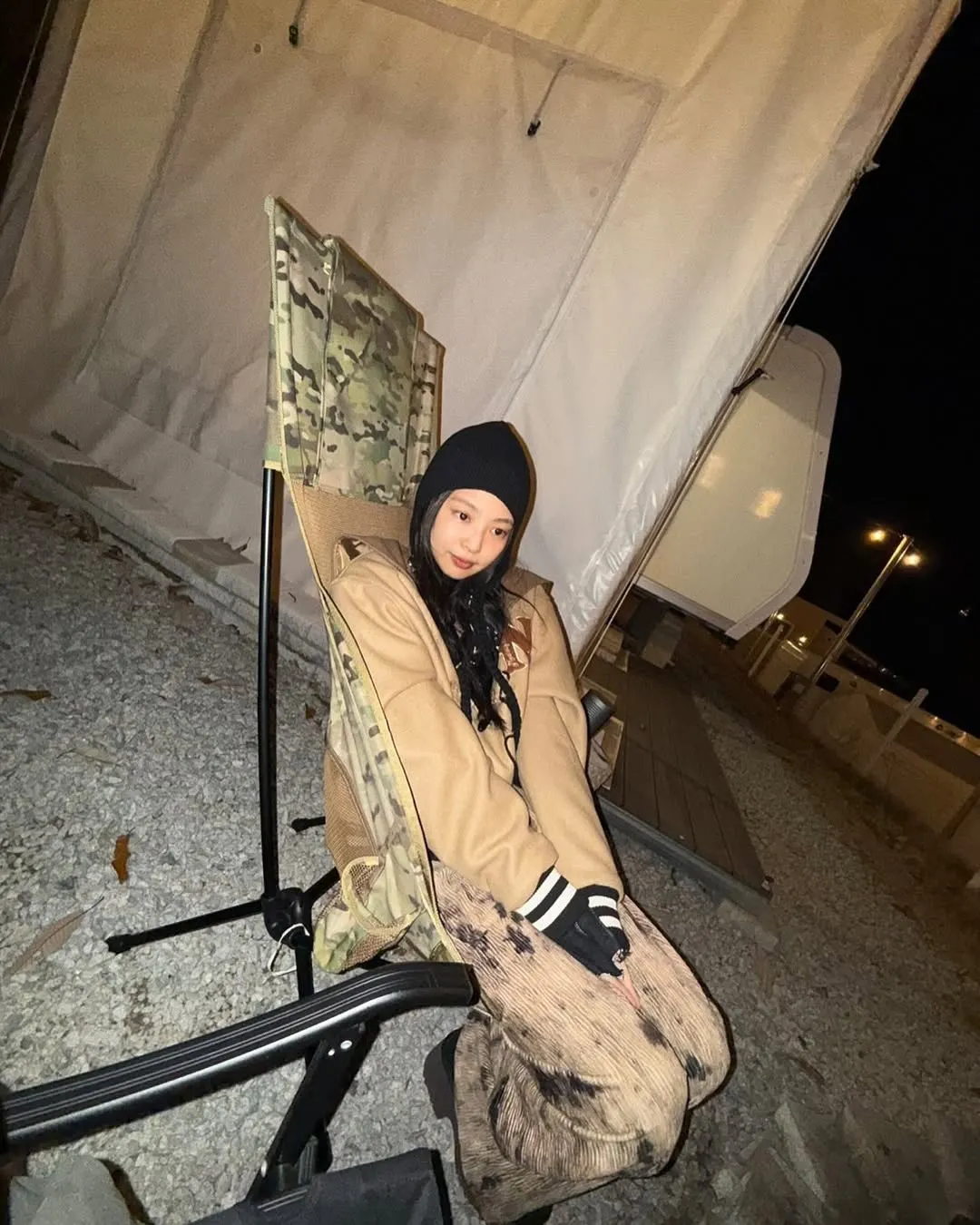 Tips đội mũ len cực ngầu như Jennie BLACKPINK cho nàng mặt tròn-1.webp