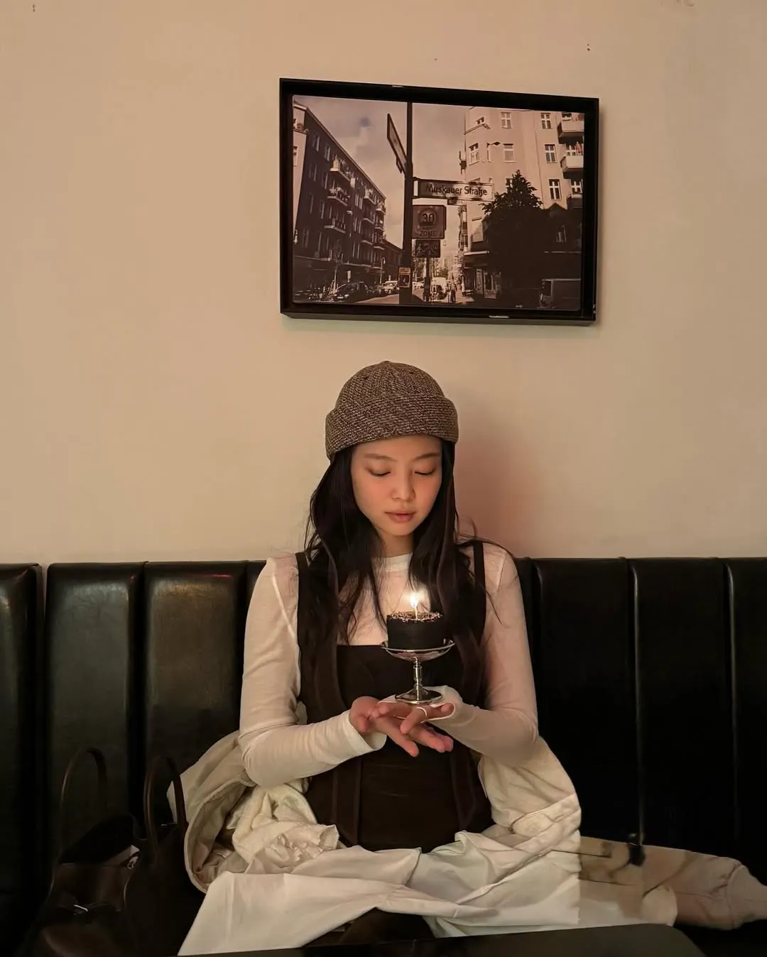 Tips đội mũ len cực ngầu như Jennie BLACKPINK cho nàng mặt tròn-2.webp