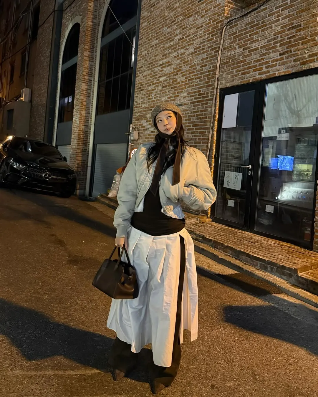 Tips đội mũ len cực ngầu như Jennie BLACKPINK cho nàng mặt tròn-3.webp