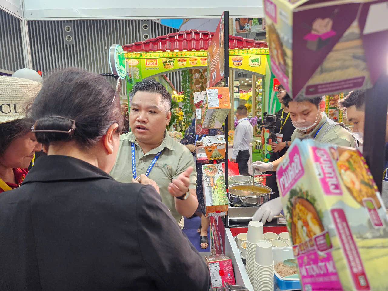 Tràn ngập khuyến mãi tại hội chợ hàng Việt Nam tiêu biểu xuất khẩu năm 2025-2.jpg