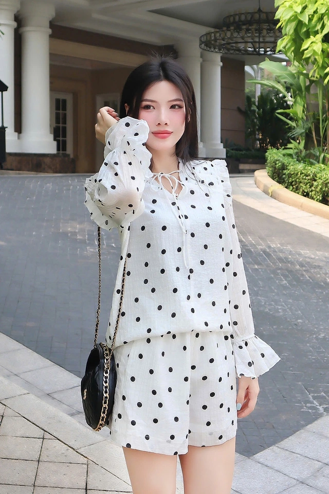 Trang phục chấm bi giúp nàng trở thành tâm điểm mọi ánh nhìn-7.webp