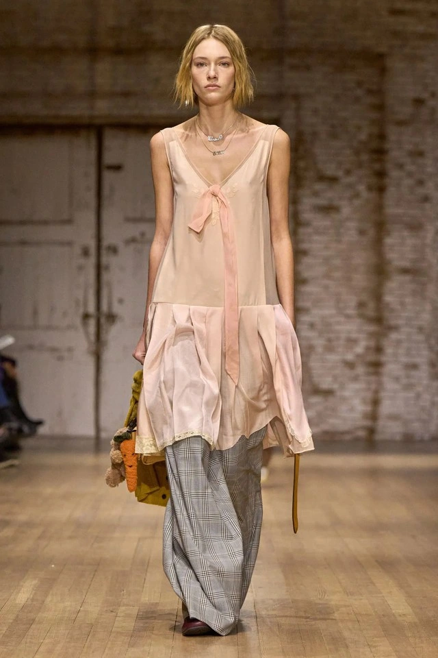 Trang phục thanh lịch theo những tông màu tươi sáng và tinh tế-10.webp