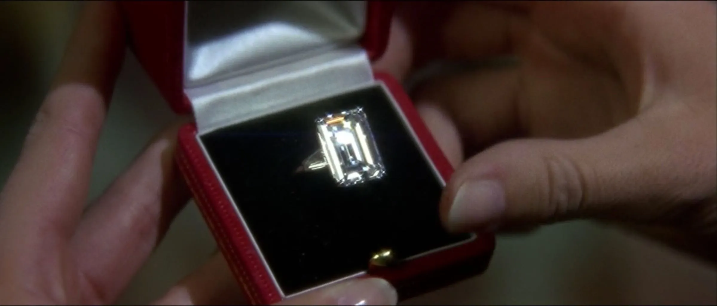 Trang sức Cartier theo dòng chảy điện ảnh từ thời hoàng kim Hollywood đến The White Lotus-3.webp