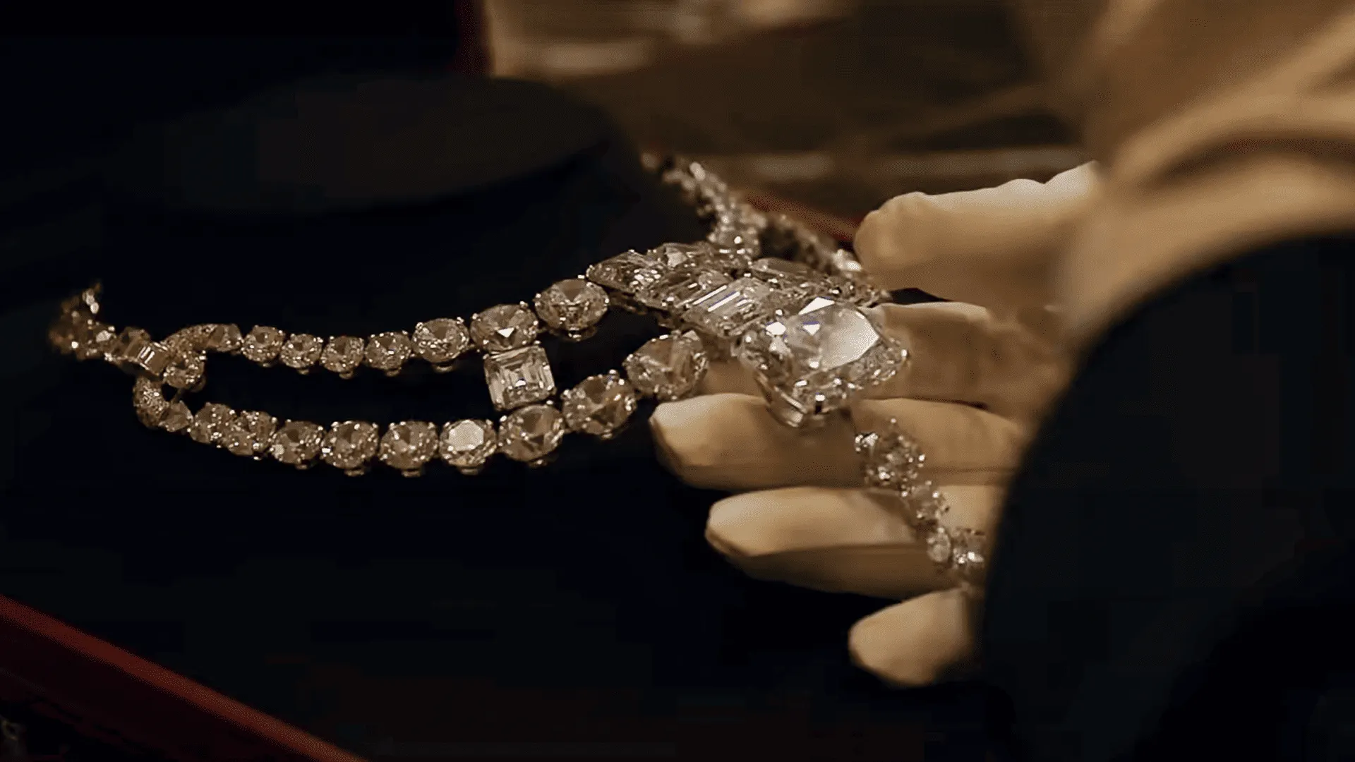 Trang sức Cartier theo dòng chảy điện ảnh từ thời hoàng kim Hollywood đến The White Lotus-5.webp