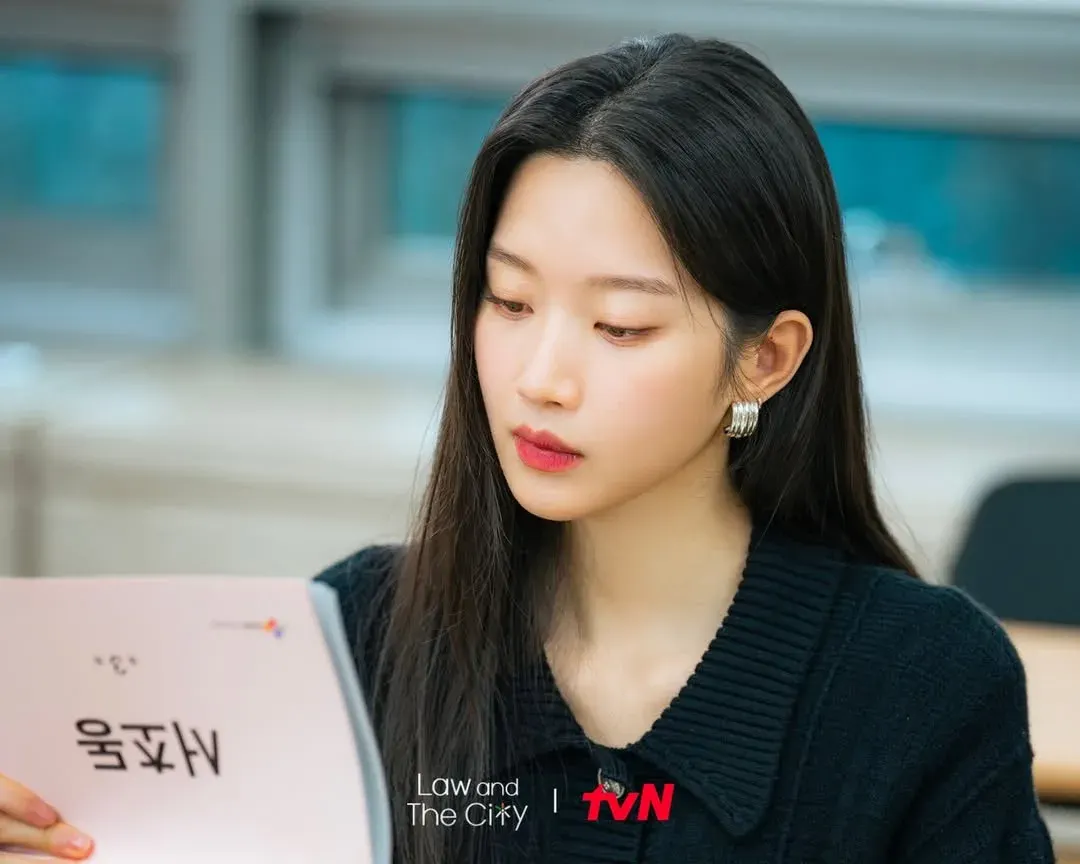 Tủ đồ công sở thanh lịch của Moon Ga Young trong Law and the City-10.webp