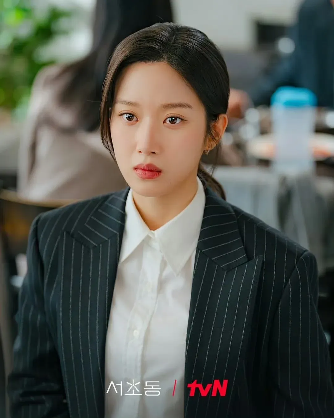 Tủ đồ công sở thanh lịch của Moon Ga Young trong Law and the City-3.webp