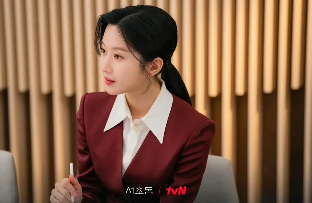 Tủ đồ công sở thanh lịch của Moon Ga Young trong Law and the City-4.webp