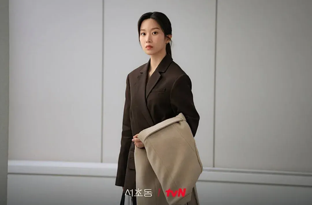 Tủ đồ công sở thanh lịch của Moon Ga Young trong Law and the City-7.webp