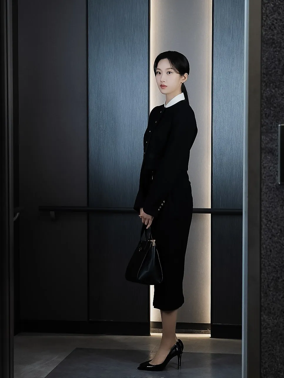 Tủ đồ công sở thanh lịch của Moon Ga Young trong Law and the City-8.webp