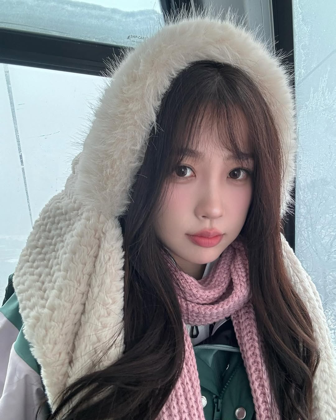 Tủ đồ của nữ họa sĩ Ngu Thư Hân trong phim Suỵt Nhà Vua Đang Ngủ Đông-10.jpg