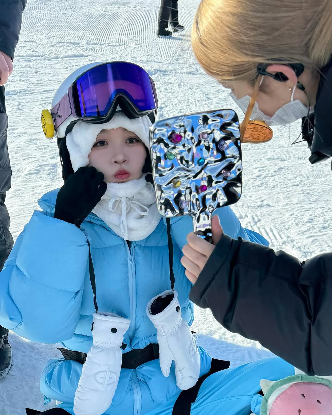 Tủ đồ của nữ họa sĩ Ngu Thư Hân trong phim Suỵt Nhà Vua Đang Ngủ Đông-11.jpg