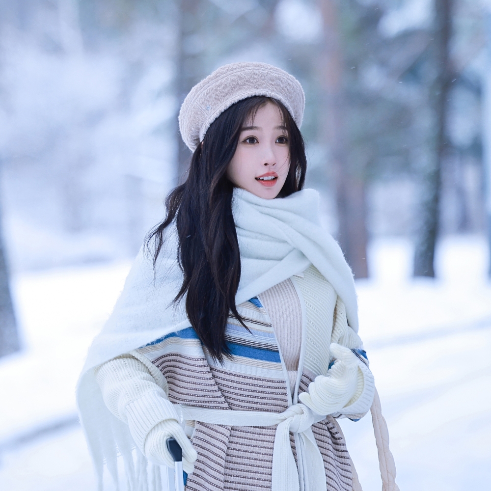 Tủ đồ của nữ họa sĩ Ngu Thư Hân trong phim Suỵt Nhà Vua Đang Ngủ Đông-12.jpg