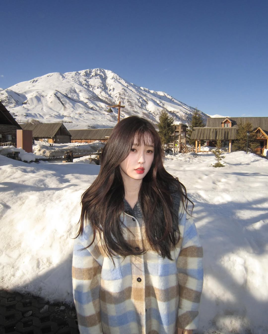 Tủ đồ của nữ họa sĩ Ngu Thư Hân trong phim Suỵt Nhà Vua Đang Ngủ Đông-3.jpg