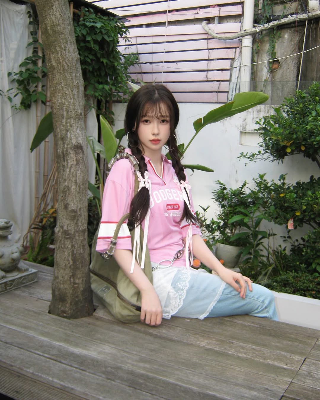 Tủ đồ của nữ họa sĩ Ngu Thư Hân trong phim Suỵt Nhà Vua Đang Ngủ Đông-4.jpg