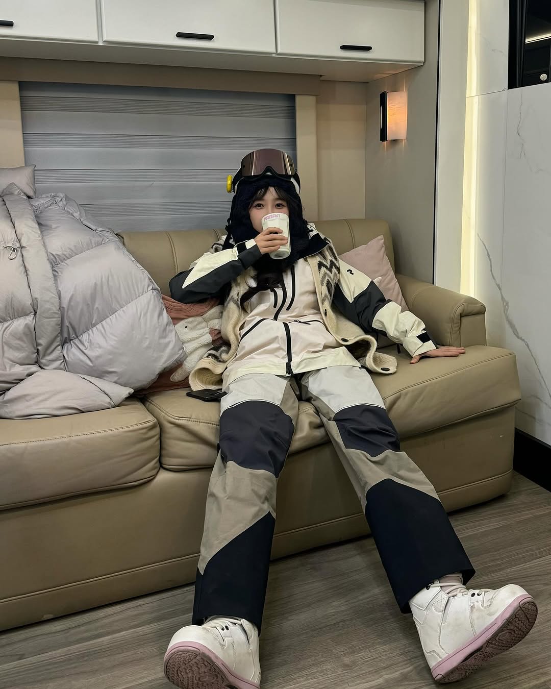 Tủ đồ của nữ họa sĩ Ngu Thư Hân trong phim Suỵt Nhà Vua Đang Ngủ Đông-7.jpg