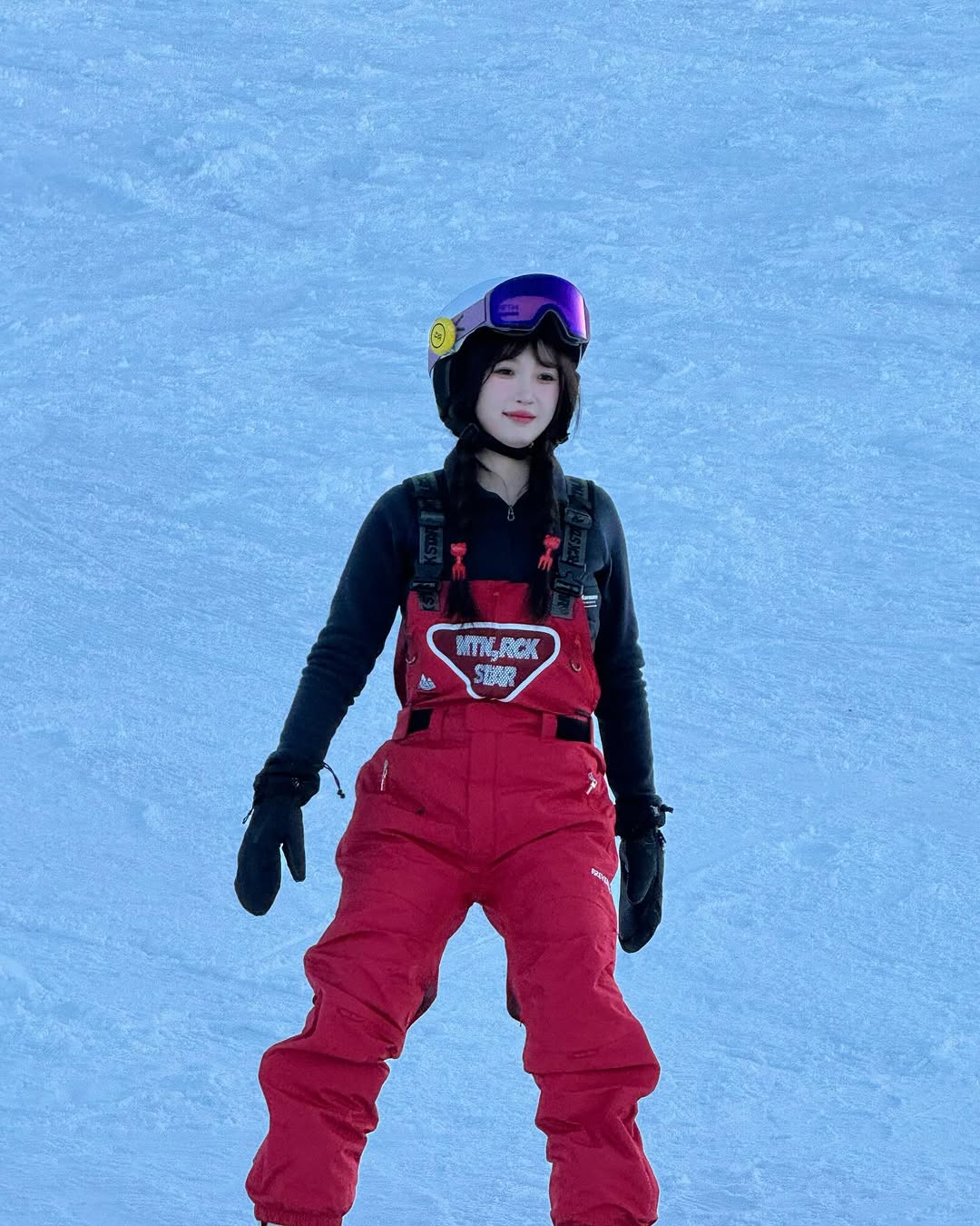 Tủ đồ của nữ họa sĩ Ngu Thư Hân trong phim Suỵt Nhà Vua Đang Ngủ Đông-8.jpg