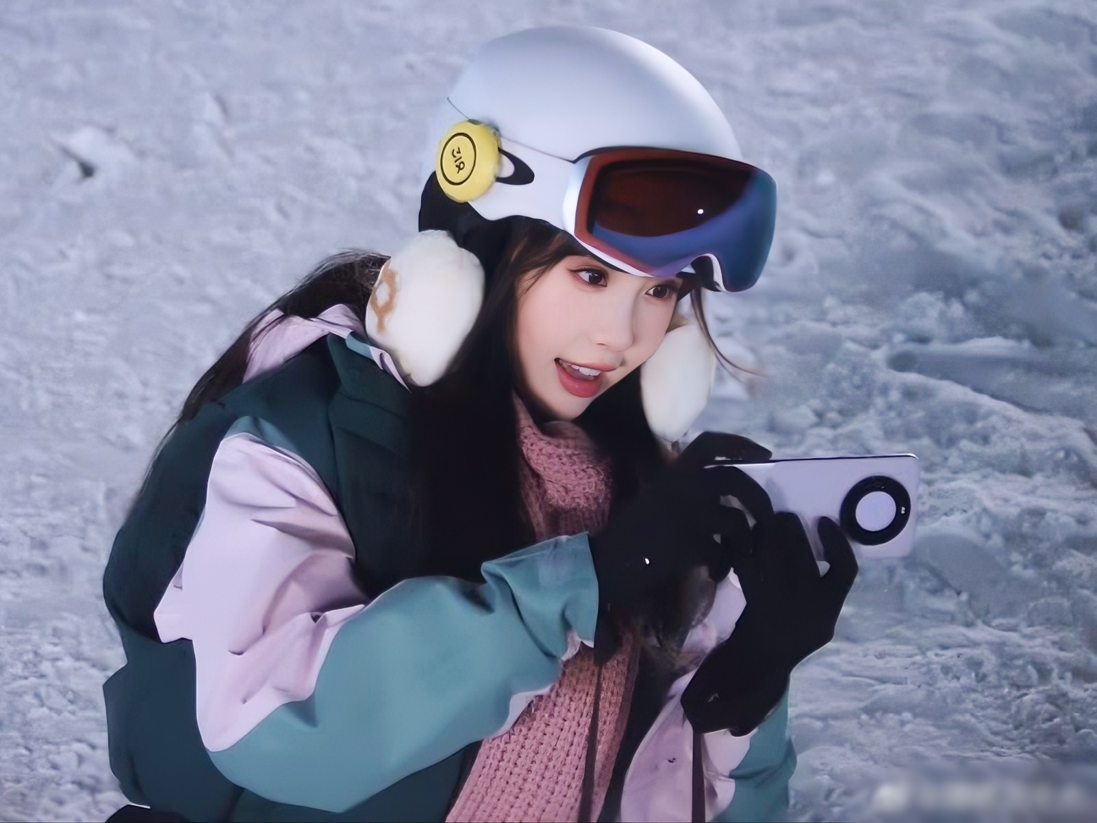 Tủ đồ của nữ họa sĩ Ngu Thư Hân trong phim Suỵt Nhà Vua Đang Ngủ Đông-9.jpg