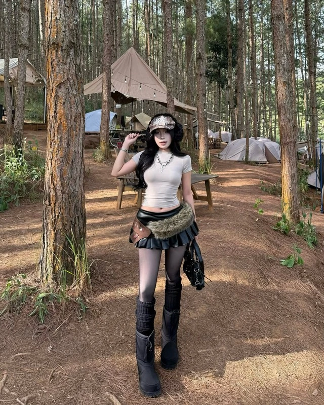 Tự tin khoe đôi chân thon gọn đầy quyến rũ với quần tất đen-1.webp