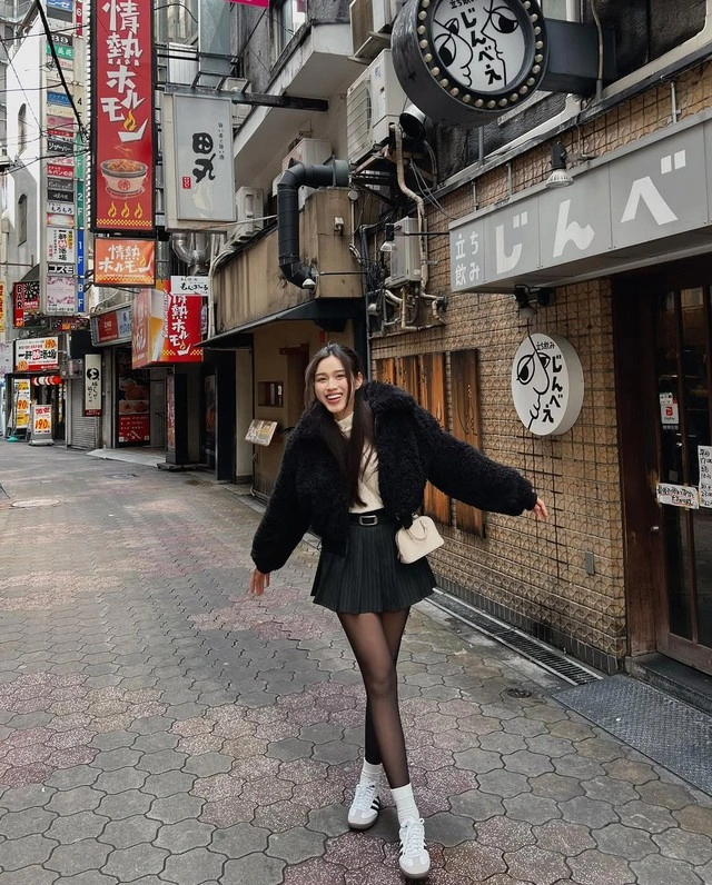 Tự tin khoe đôi chân thon gọn đầy quyến rũ với quần tất đen-2.webp