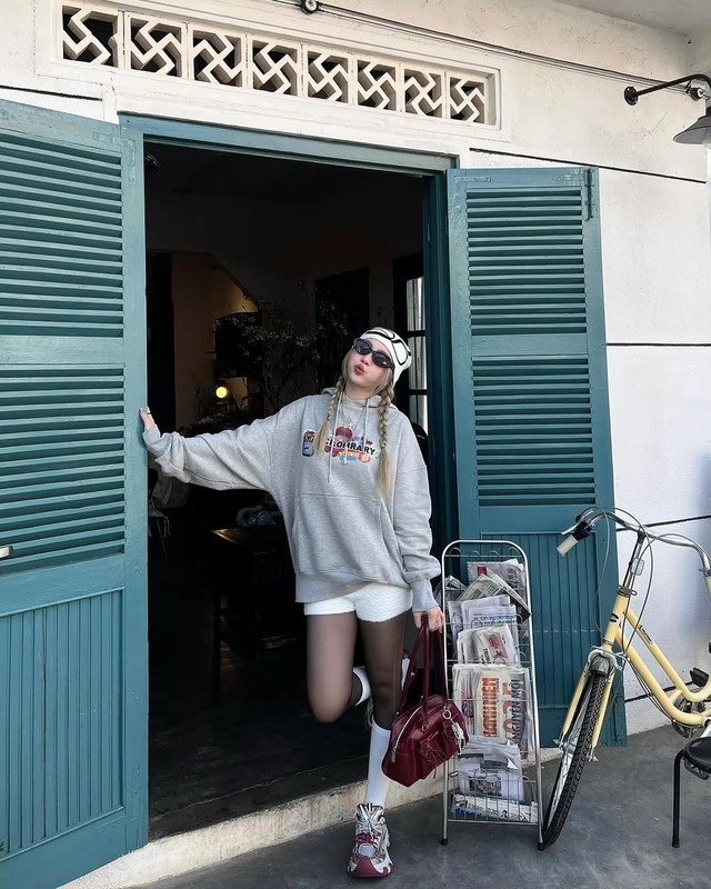 Tự tin khoe đôi chân thon gọn đầy quyến rũ với quần tất đen-5.webp