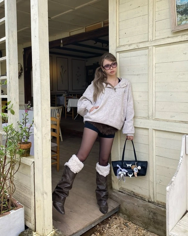 Tự tin khoe đôi chân thon gọn đầy quyến rũ với quần tất đen-6.webp