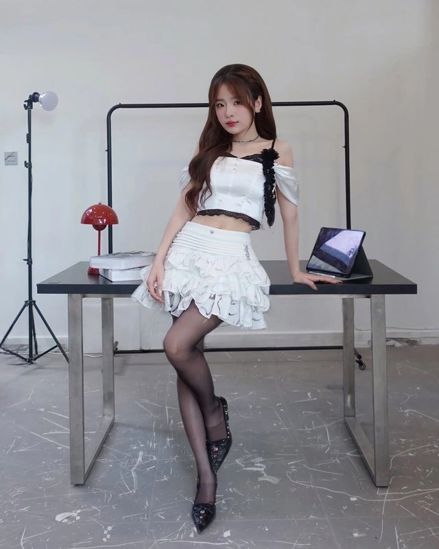 Tự tin khoe đôi chân thon gọn đầy quyến rũ với quần tất đen-7.webp