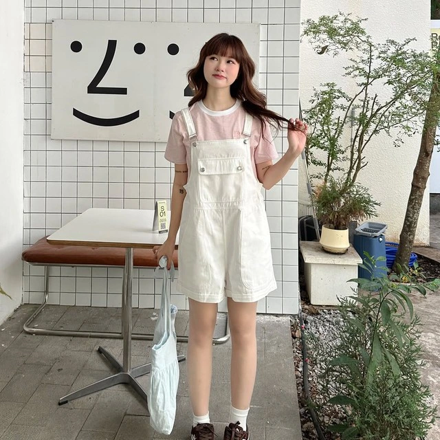 Tuyệt chiêu trẻ mãi không già với quần yếm năng động-1.webp