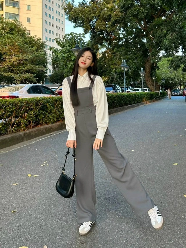 Tuyệt chiêu trẻ mãi không già với quần yếm năng động-3.webp