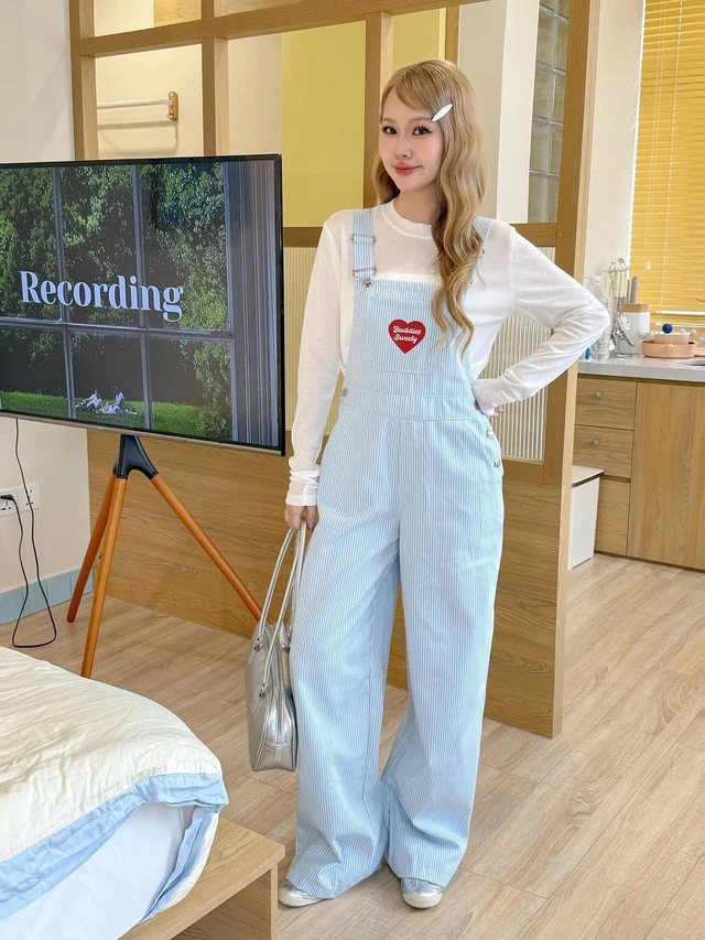 Tuyệt chiêu trẻ mãi không già với quần yếm năng động-5.webp