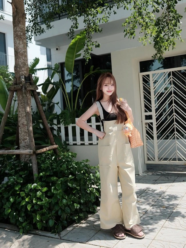 Tuyệt chiêu trẻ mãi không già với quần yếm năng động-7.webp