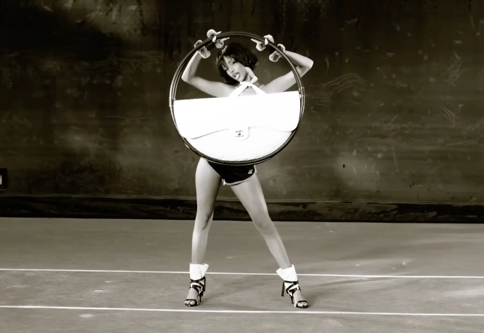 Tyla hồi sinh kho tàng Chanel thời Karl Lagerfeld trong MV CHANEL-1.webp