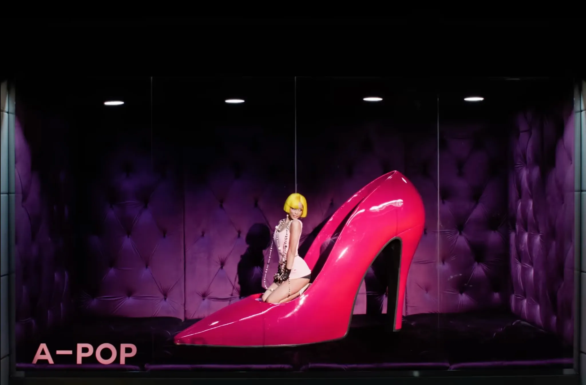 Tyla hồi sinh kho tàng Chanel thời Karl Lagerfeld trong MV CHANEL-3.webp