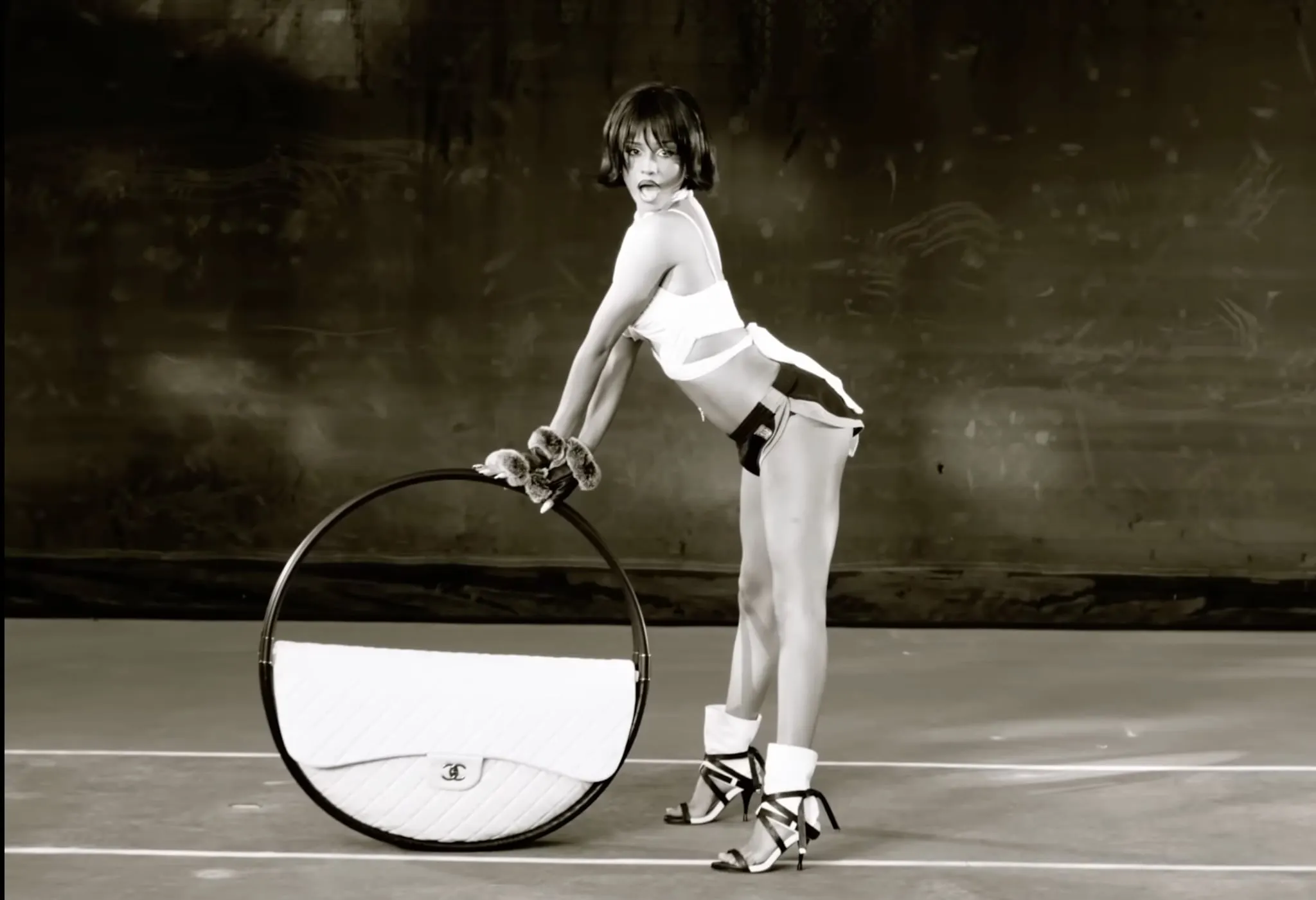 Tyla hồi sinh kho tàng Chanel thời Karl Lagerfeld trong MV CHANEL-6.webp